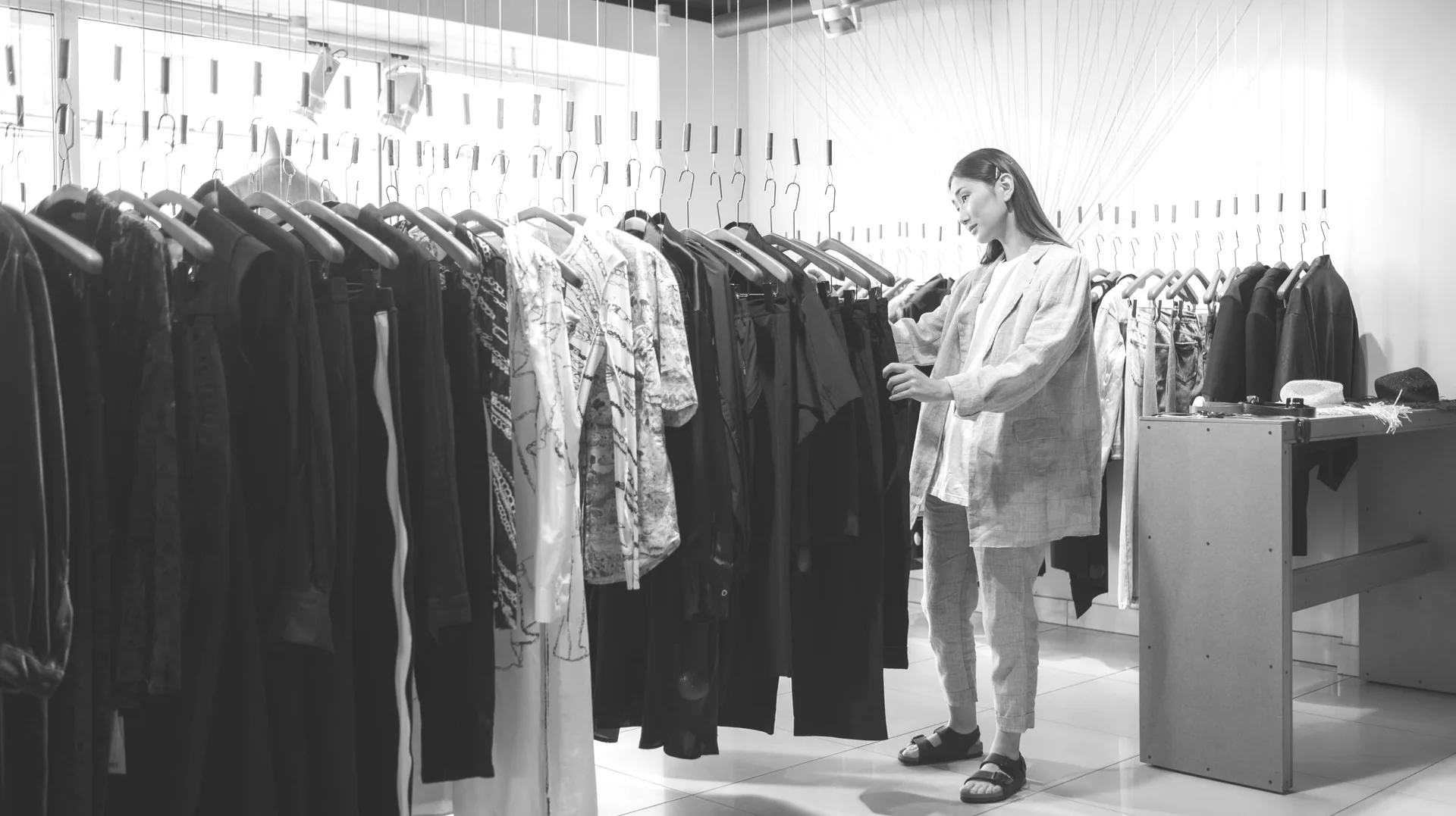 ショールームで商品を選ぶ様子